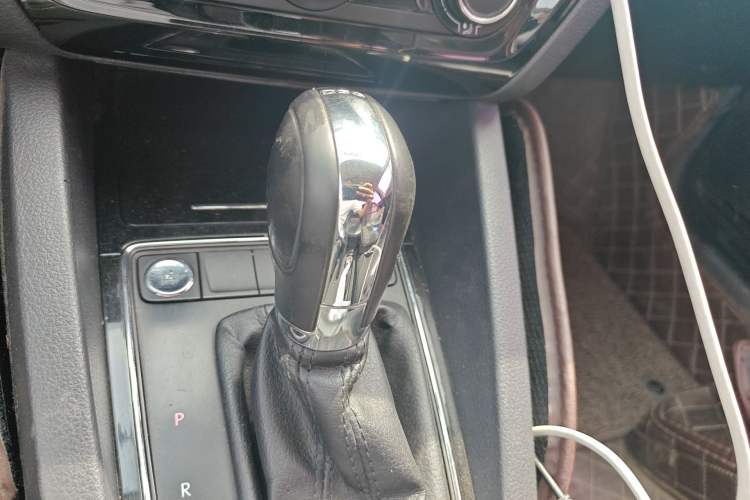 Used Volkswagen Sagitar 2017 230TSI Automatic Comfort Version Gear Lever