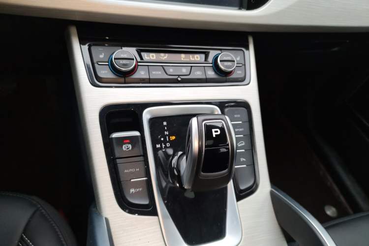Used Geely Auto Emgrand X7 Sport 2020 1.8TD DCT Two-Wheel Drive Smart Connect 4G-Enabled Version Gear Lever