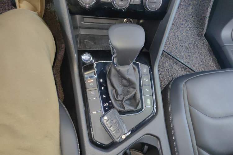 Used Volkswagen Tiguan L 2019 Revised 330TSI Automatic Two-Wheel Drive Smart & Luxury Edition China VI Standard
