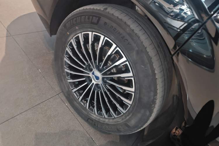 Used Denza D9 2025 DM-i Intelligent Drive 1020 Four-Wheel Drive Flagship Model