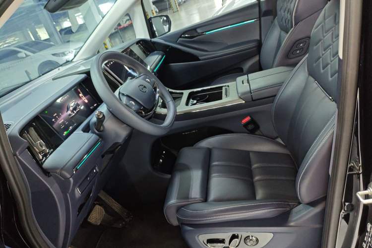 Used GAC Trumpchi Xiangwang M8 2025 Kunkun Series Max Luxury Cabin