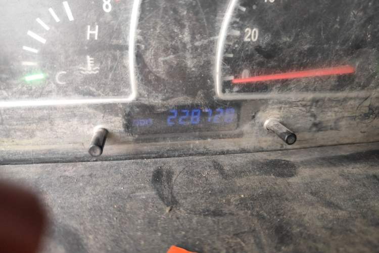 Used Dongfeng Shuaike 2011 1.6L Manual Comfort 7-Seater Odometer Close Up