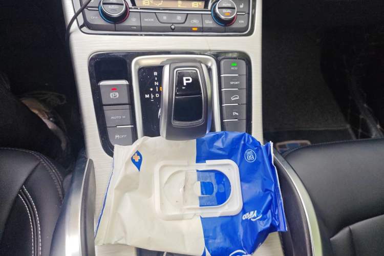 Used Geely Auto Emgrand X7 Sport 2020 1.8TD DCT Two-Wheel Drive Smart Connect 4G-Enabled Version
