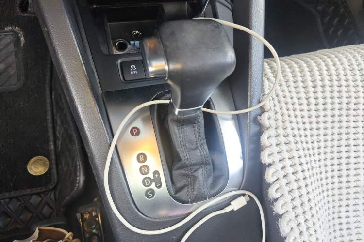 Used Volkswagen Sagitar 2011 1.6L Automatic Comfort Edition Gear Lever