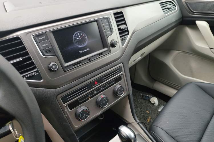 Used Volkswagen Golf Sportsvan 2016 1.6L Automatic Comfort Model Audio And AC Panel