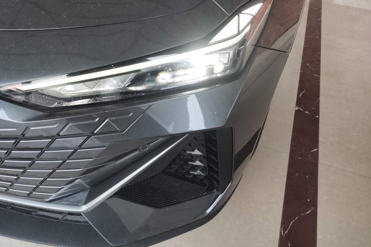 Used Changan UNI-V iDD 2023 ZhiDian iDD 1.5T 113km Smart & Fun Version
