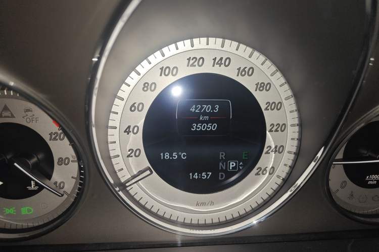 Used Mercedes-Benz GLK-Class 2015 GLK 300 4MATIC Fashion Edition Ultimate Version Odometer Close Up