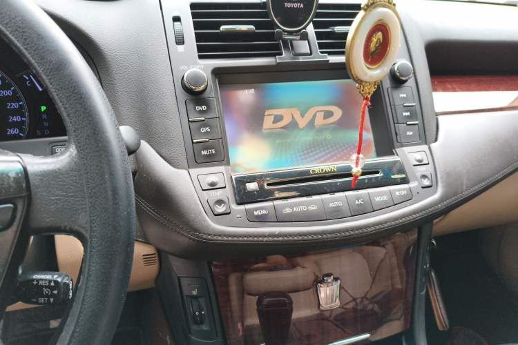 Used Toyota Crown 2011 2.5L Royal Special Edition with Leather and Sunroof Audio And AC Panel