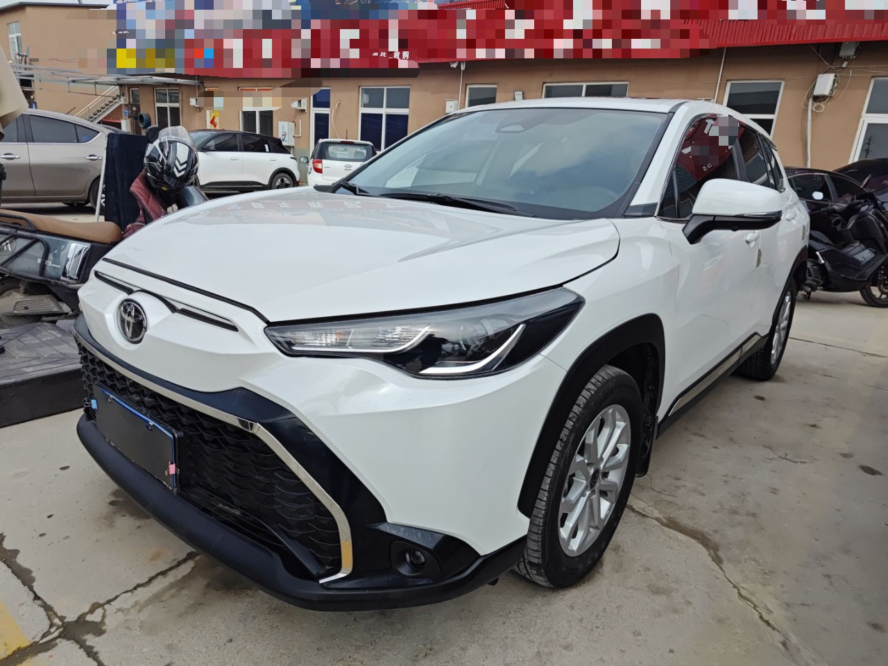 تحت مقدمة السيارة