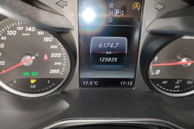 Used Mercedes-Benz C-Class 2015 C 200 Sport Edition 4MATIC Odometer Close Up