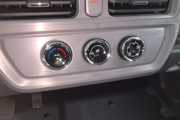 Used Wuling Yangguang 2024 300KM Comfort Version Passenger Van 75kW