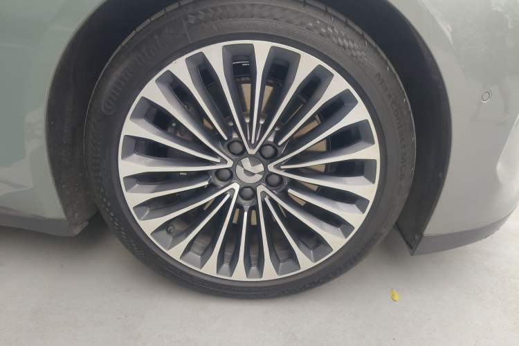 Used Nio ET7 2022 75 kWh Right Front Wheel Hub