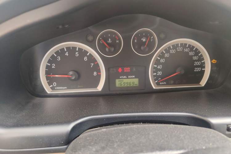 Used Huatai Santa Fe Classic 2012 2.0L Gasoline Manual Two-Wheel Drive with Sunroof Odometer Close Up