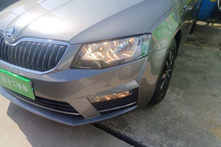 Used Skoda Octavia 2017 1.6L Automatic Smart Drive Edition Left Front Headlight