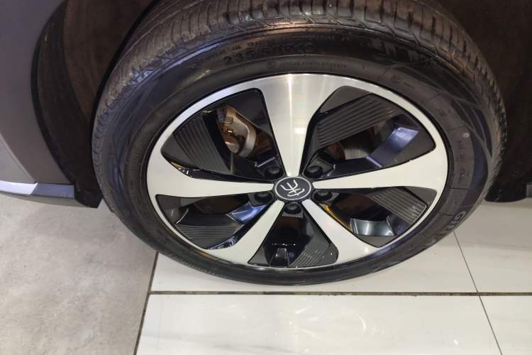 Used BYD Song PLUS New Energy 2021 DM-i 51KM Prestige Model Left Front Wheel Hub