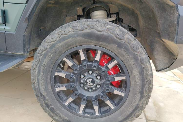 Used Brave warrior 917 2023 Range-Extended Founder Edition Right Front Wheel Hub