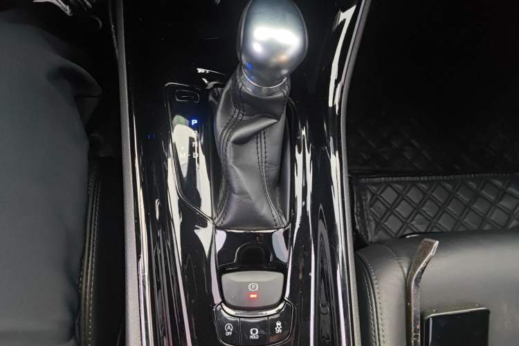 Used Toyota IZOA 2018 2.0L Yichi Version China VI Standard Gear Lever