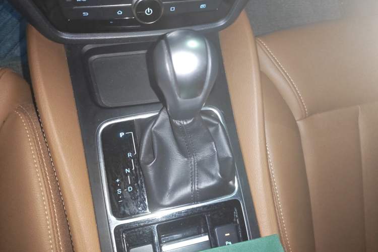 Used BYD Song MAX 2018 1.5T Automatic Smart Connect Luxury 6-Seater Gear Lever