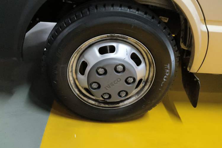 Used Iveco Daily 2023 2.5T A37M1 Long Wheelbase Mid-Height Dual-Tire Side-Sliding Doors 5–9 Seats