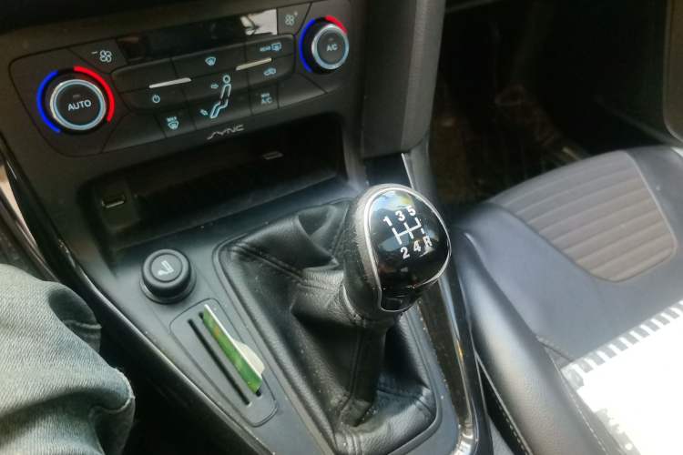 Used Ford Focus 2015 Sedan 1.6L Manual Fashion Edition Gear Lever