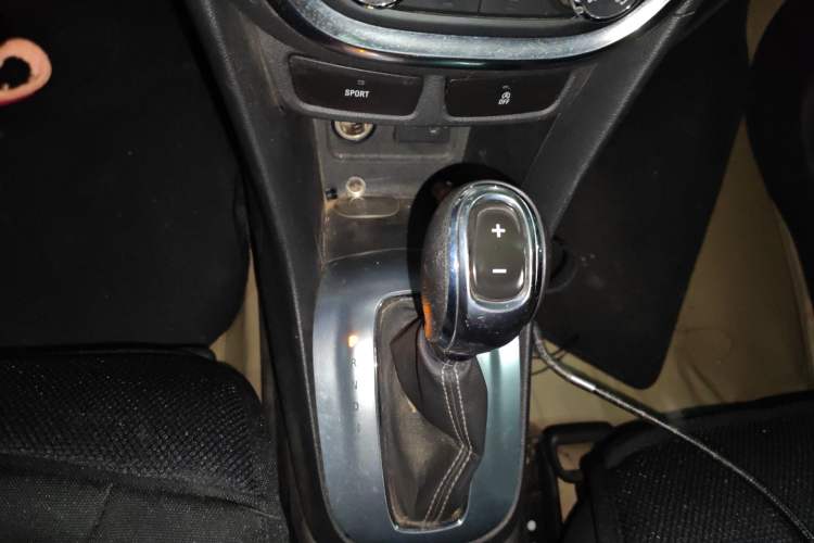 Used Buick Encore 2015 1.4T Automatic Two-Wheel Drive Urban Elite Version Gear Lever
