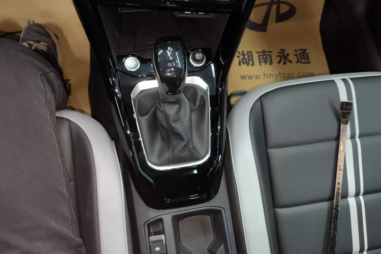 Used Volkswagen T-ROC 2025 Facelifted 300TSI DSG Two-Wheel-Drive Chen Guang Edition Gear Lever