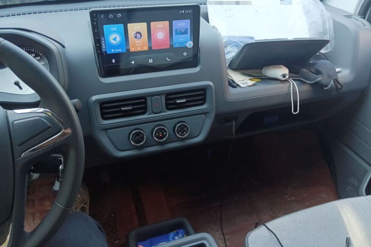 Used Wuling Yangguang 2024 300KM Comfort Version Passenger Van 75kW