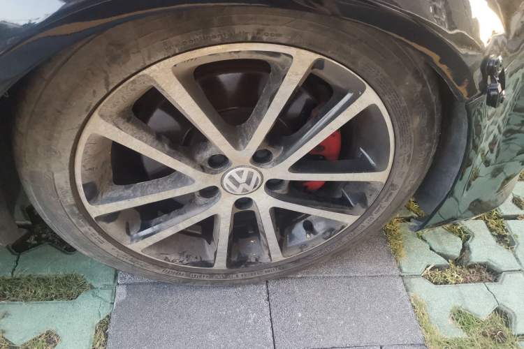 Used Volkswagen Sagitar 2013 2.0 TSI GLI Right Front Wheel Hub