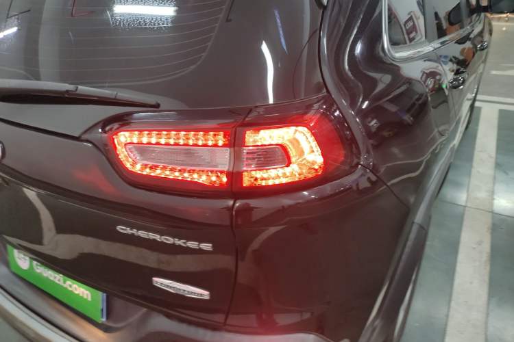 Used Jeep Cherokee 2016 2.0L Superior Edition