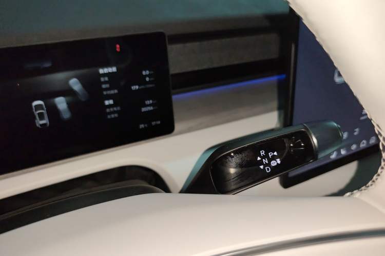 Used XPeng X9 2024 610 Long-Range Pro Gear Lever