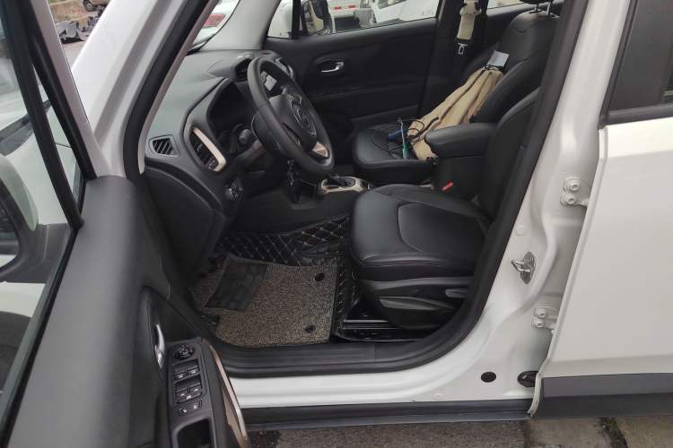 Used Jeep Renegade 2017 180T Automatic High-Energy Version Left Front Seat