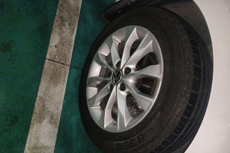 Used Volkswagen Golf 2012 1.4 TSI Automatic Comfort Edition Right Front Wheel Hub