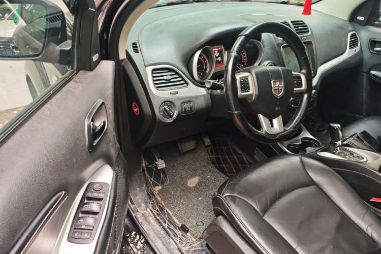 Used Dodge Journey 2013 2.4L Two-Wheel Drive Luxury Version Driver Seat