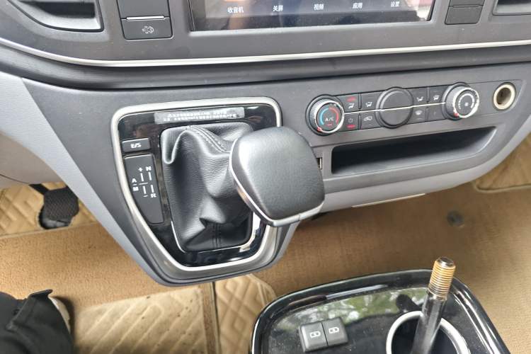 Used SAIC MAXUS Xintu V80 2024 Aotong Value Edition 6AMT Short Wheelbase Ultra-Low Roof 127 Ps 5/6 Seats Gear Lever