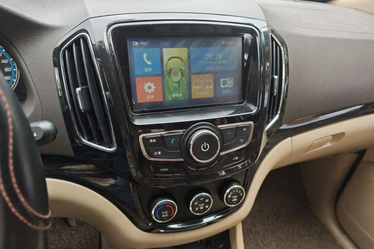 Used Baojun 730 2014 1.5L manual Comfort ESP version 7 seats Audio And AC Panel