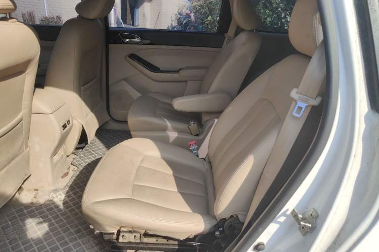 Used Baojun 730 2014 1.5L manual Comfort version 7 seats
