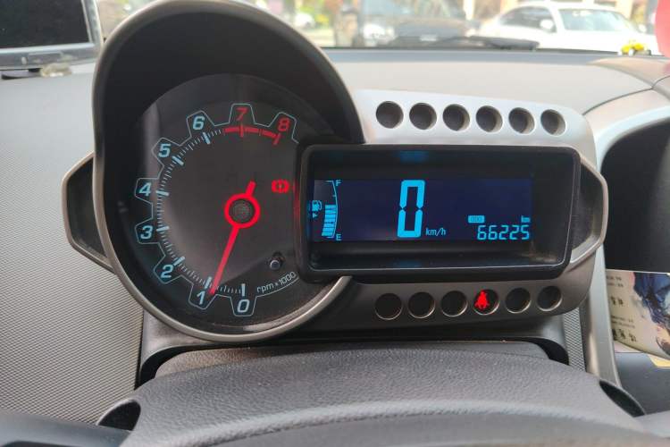 Used Chevrolet Aveo Sonic 2011 Sedan 1.4L MT SL
