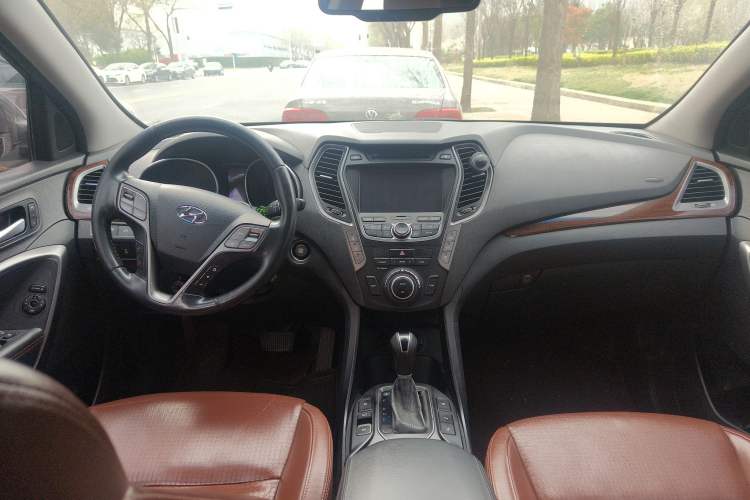 Used Hyundai Grand SantaFe 2013 2.2T 7-Seater Four-Wheel-Drive Flagship Edition Center Console