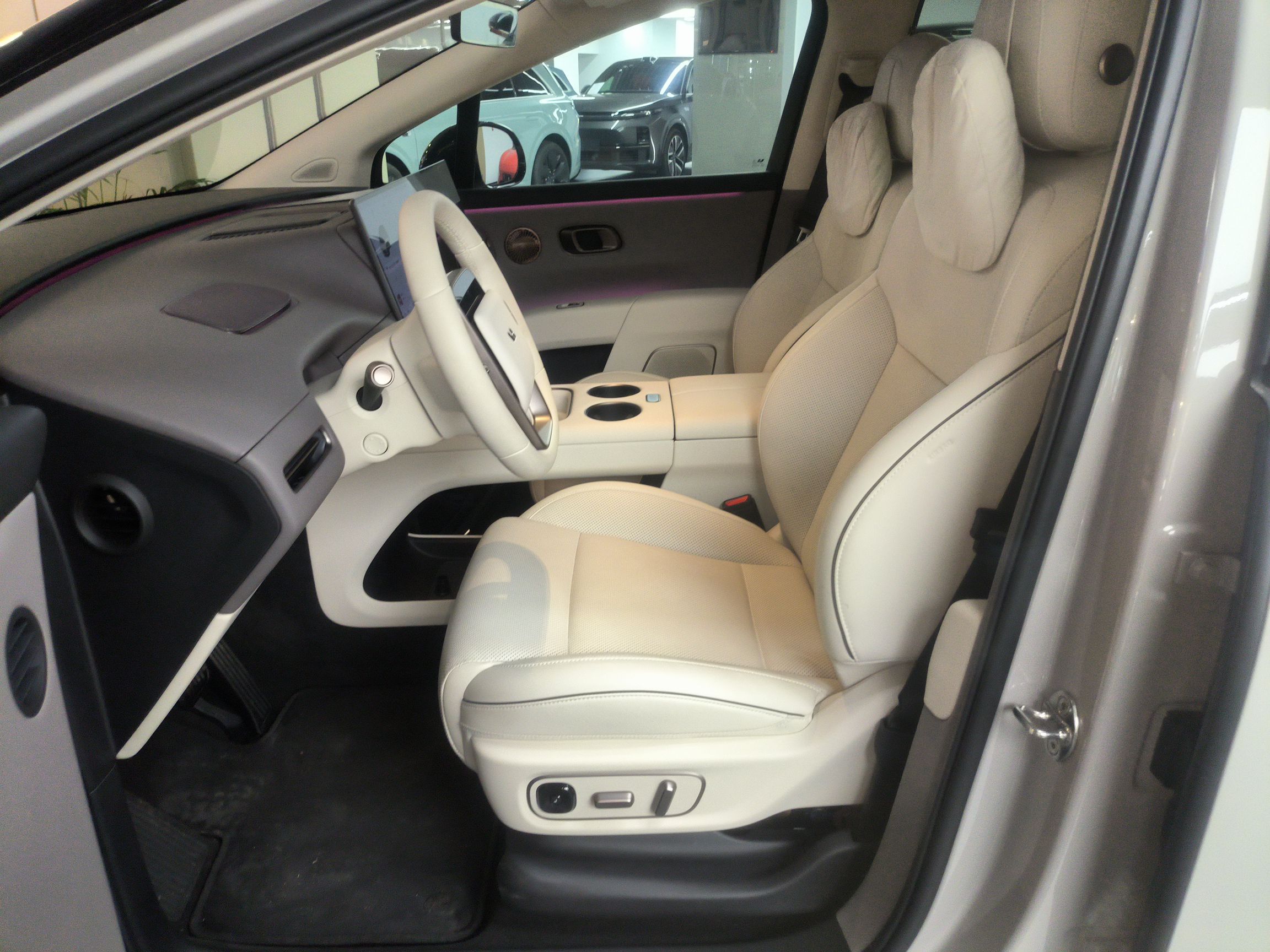 المقاعد الأمامية داخل السيارة