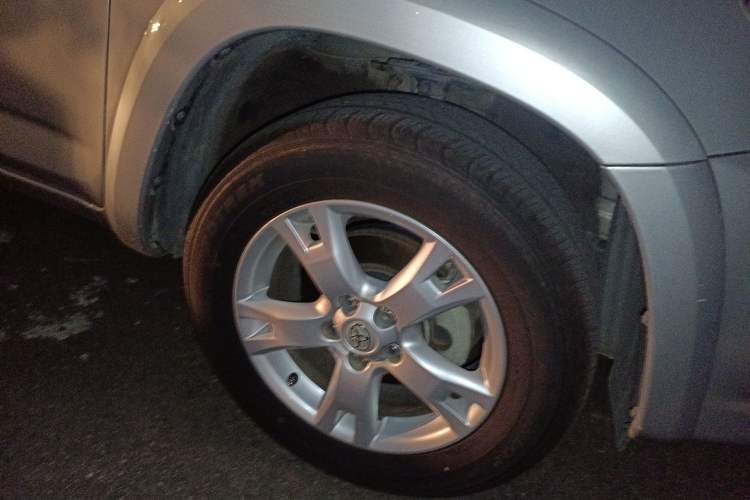 Used Toyota RAV4 2011 2.4L Automatic 4x4 Luxury Edition Right Front Wheel Hub