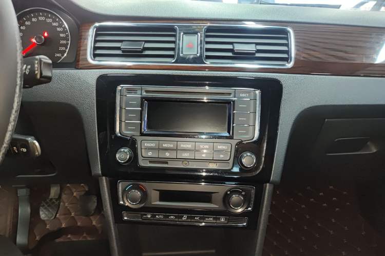 Used Volkswagen Santana 2013 1.6L Manual Luxury Edition