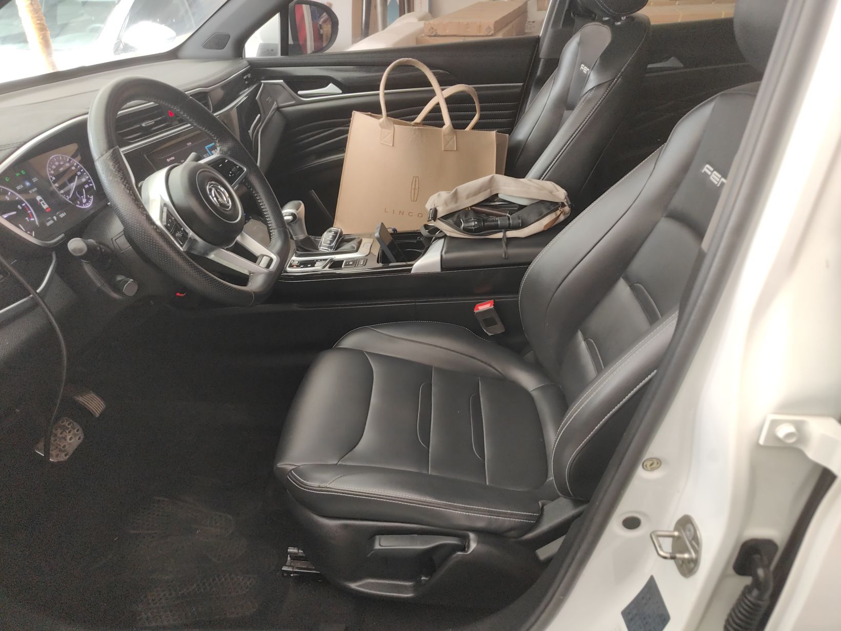 Переднее сиденье в автомобиле