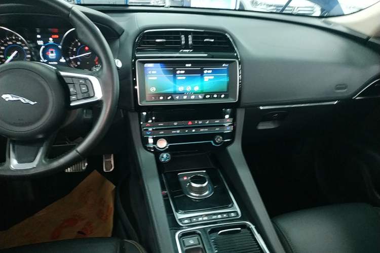 Used Jaguar F-PACE 2019 2.0T Four-Wheel Drive Urban Luxury Edition