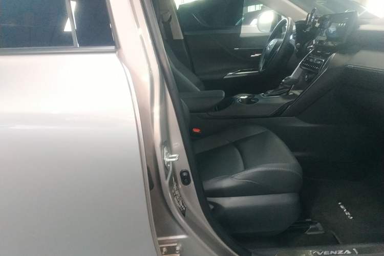 Used Toyota Venza 2023 2.0L CVT Two-Wheel Drive Luxury Edition Right Front Seat