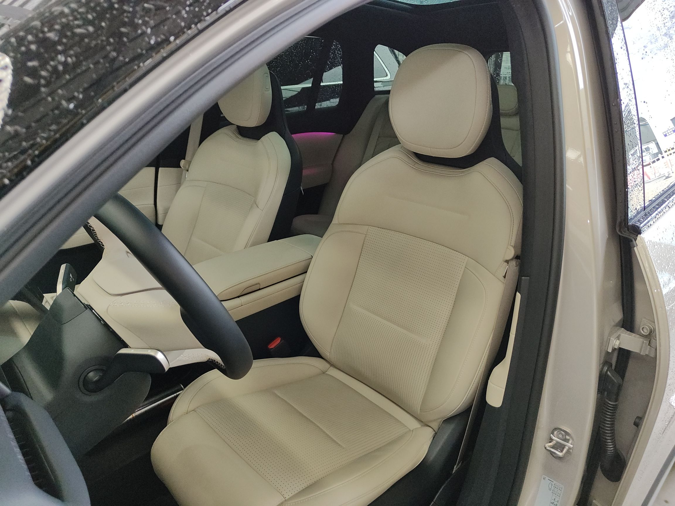 المقاعد الأمامية داخل السيارة