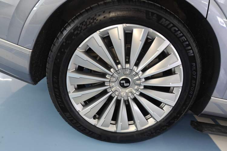 Used ONVO Luxeed L90 2025 Model—Ultra Six-Seater Version