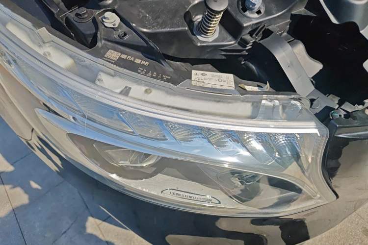 Used Mercedes-Benz V-Class 2020 V 260 Avantgarde Edition Right Front Headlight