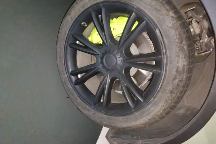 Used Tesla Model Y 2022 Rear-Wheel-Drive Version Right Front Wheel Hub