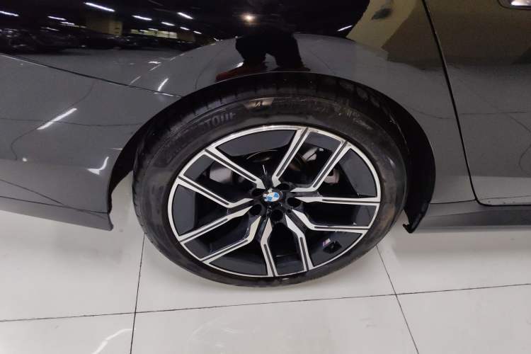Used BMW 7 Series 2023 735Li M Sport Package Right Rear Wheel Hub