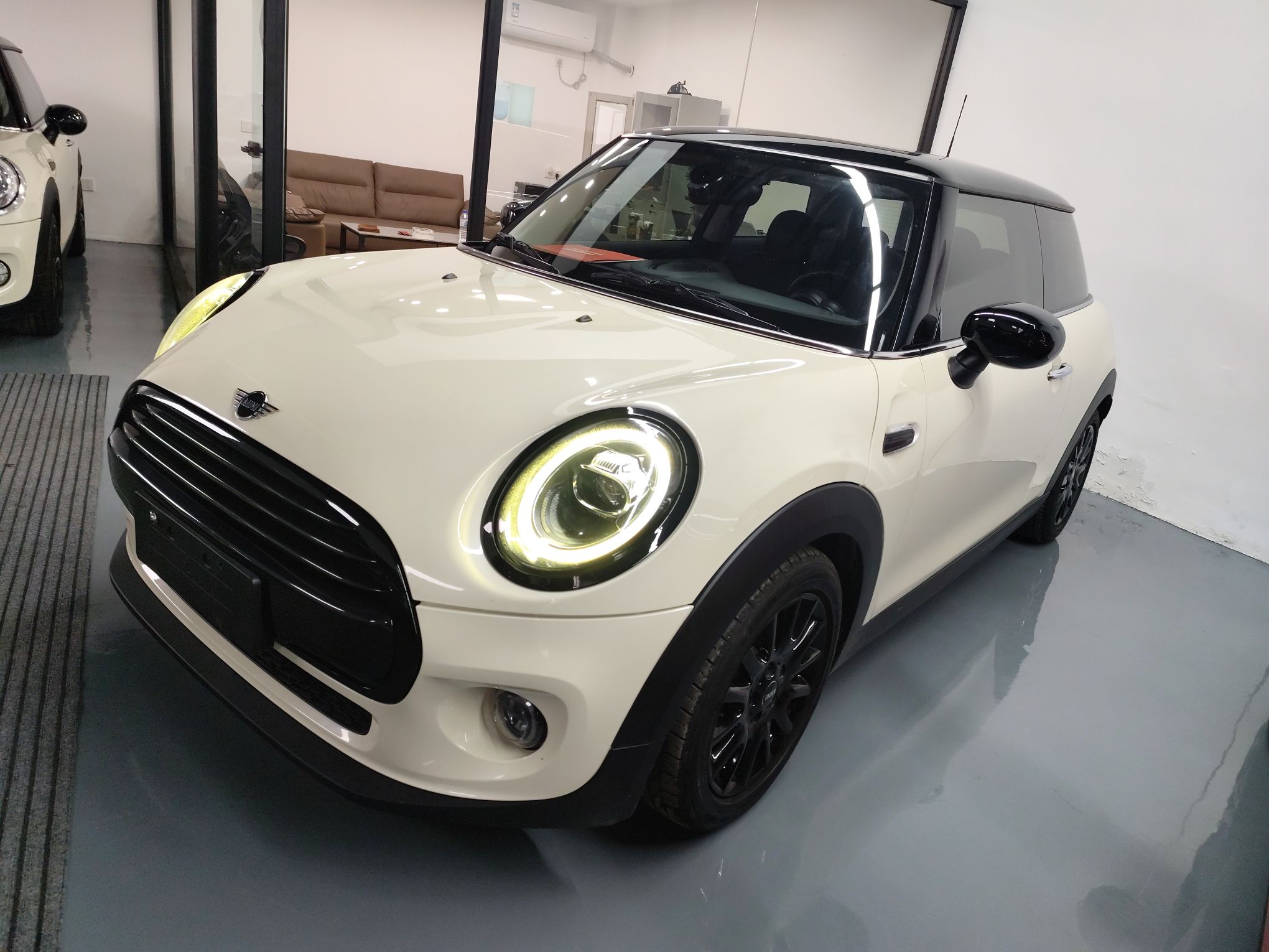 تحت مقدمة السيارة